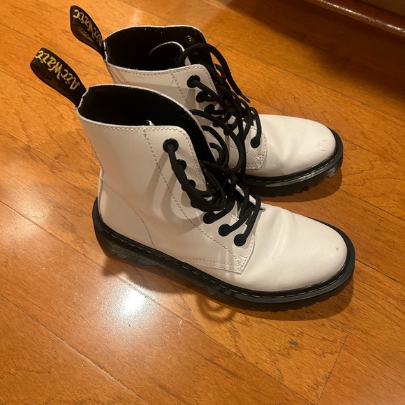 Dr. Martens Luana White Leather Lace Up Boots Size 6 Never Been Worn - Picture 5 of 10